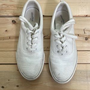 Universal Thread Canvas Shoes. Size 9.